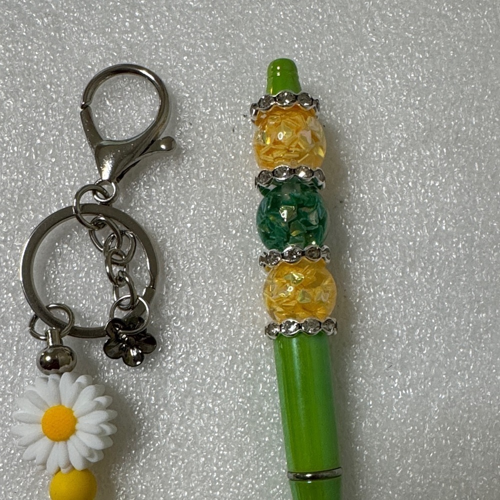 🌼 Daisy Charm Keychain & Beaded Pen Set – 4 Refills Included! - Picture 6 of 8
